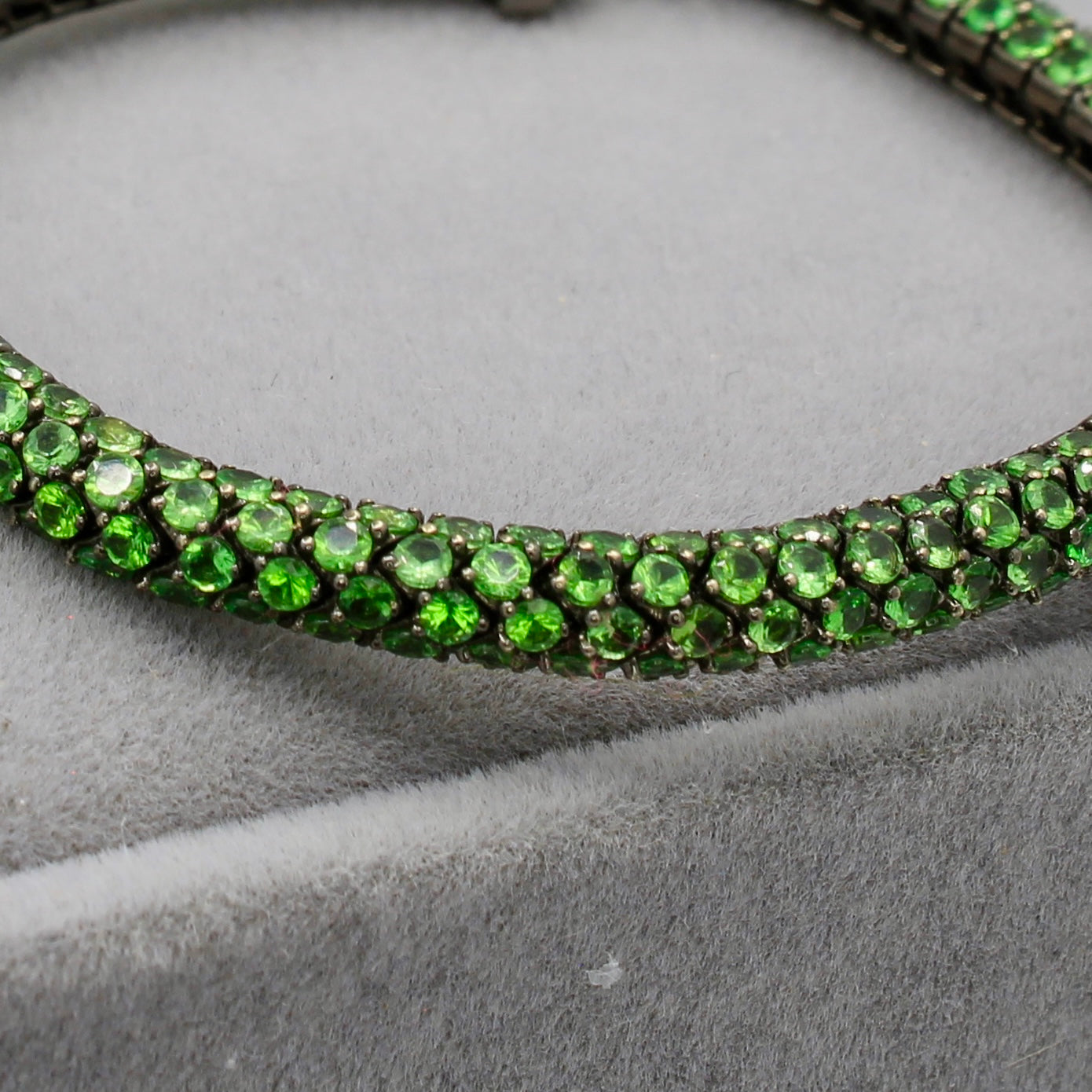 Tsavorite bracelet detailed photo Marco gold bracelet 18k Martin Katz