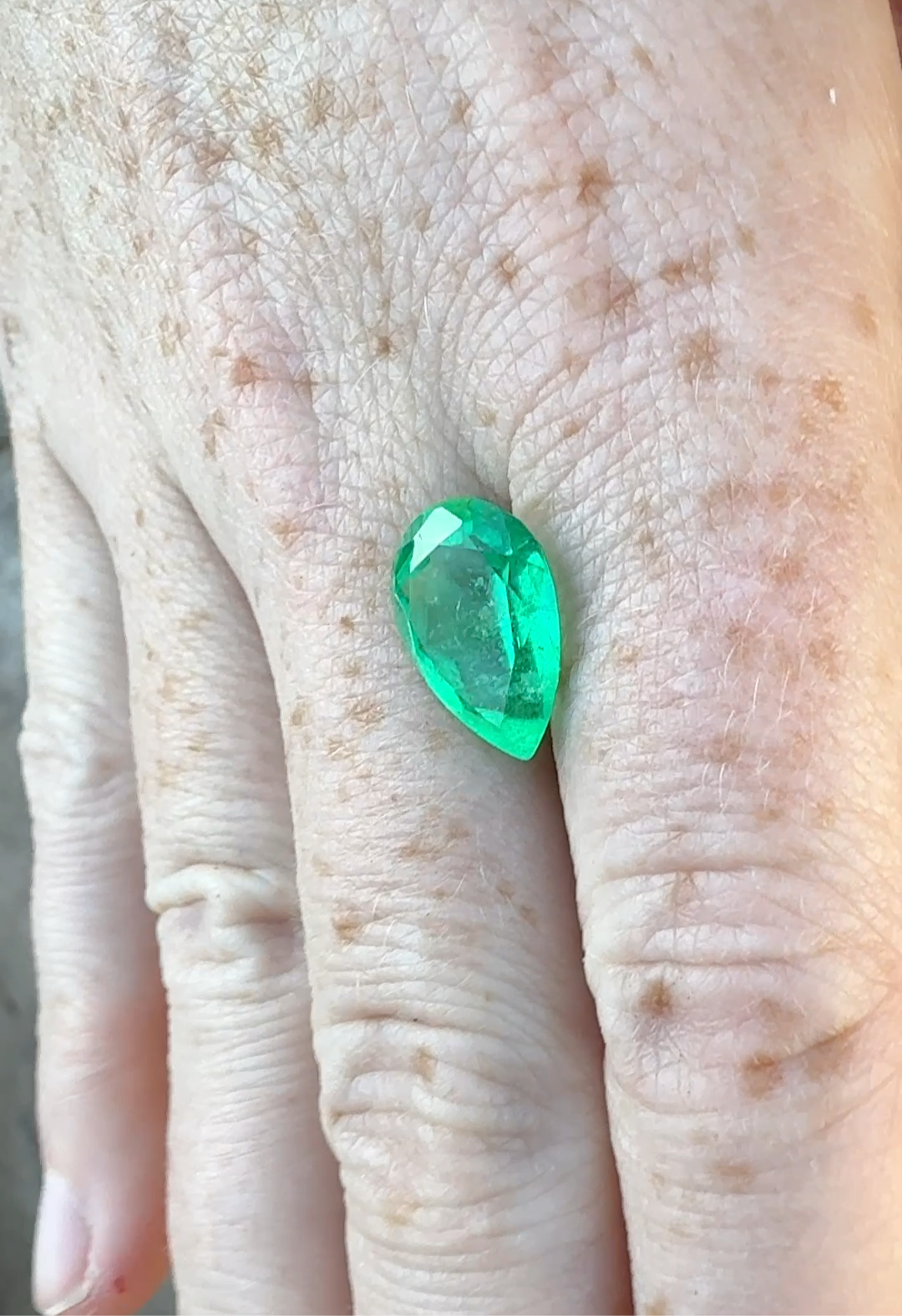 Columbian emerald GIA pear green F2 moderate oil side view