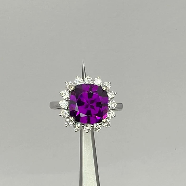 Anillo de granate morado real con halo de diamantes