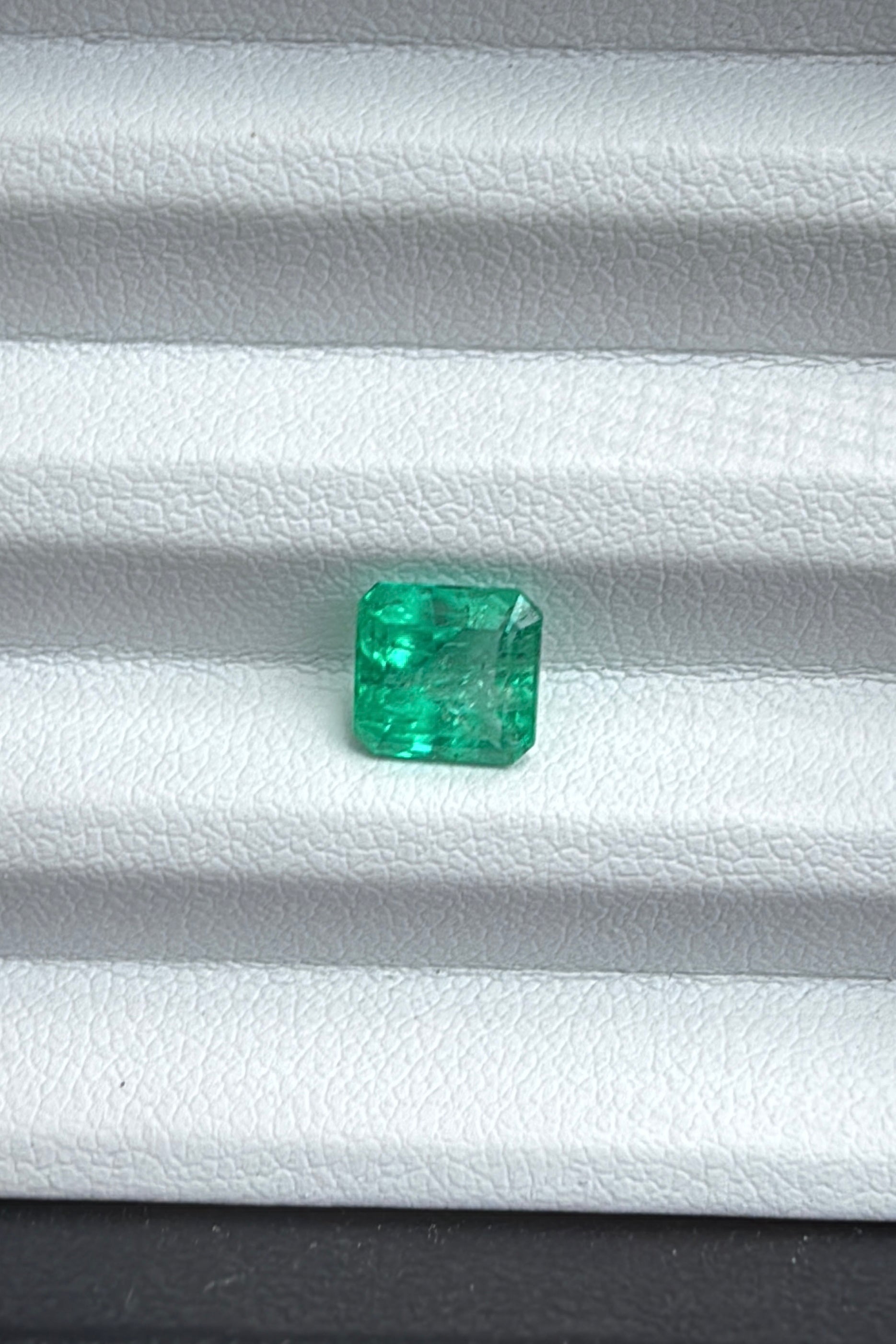 bright green emerald asscher cut 1.5 carat