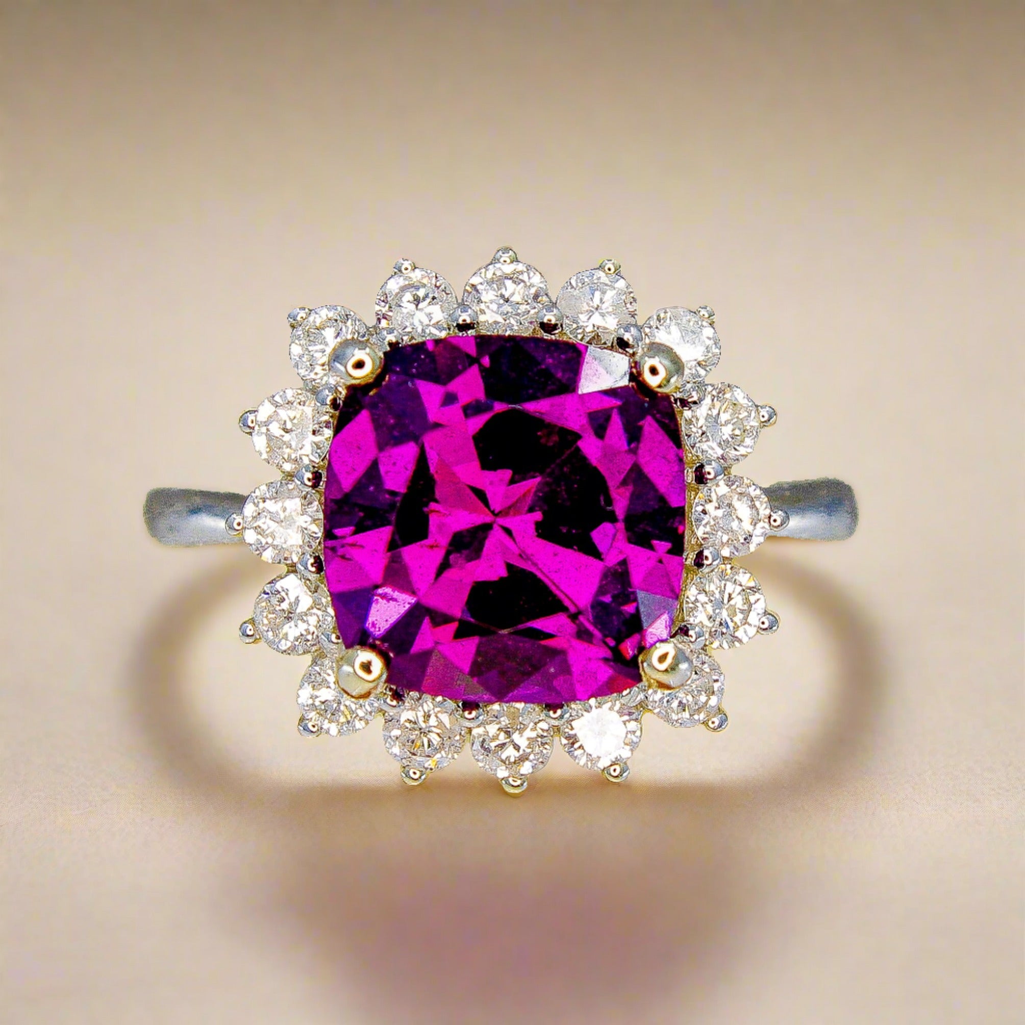 Anillo de granate morado real con halo de diamantes