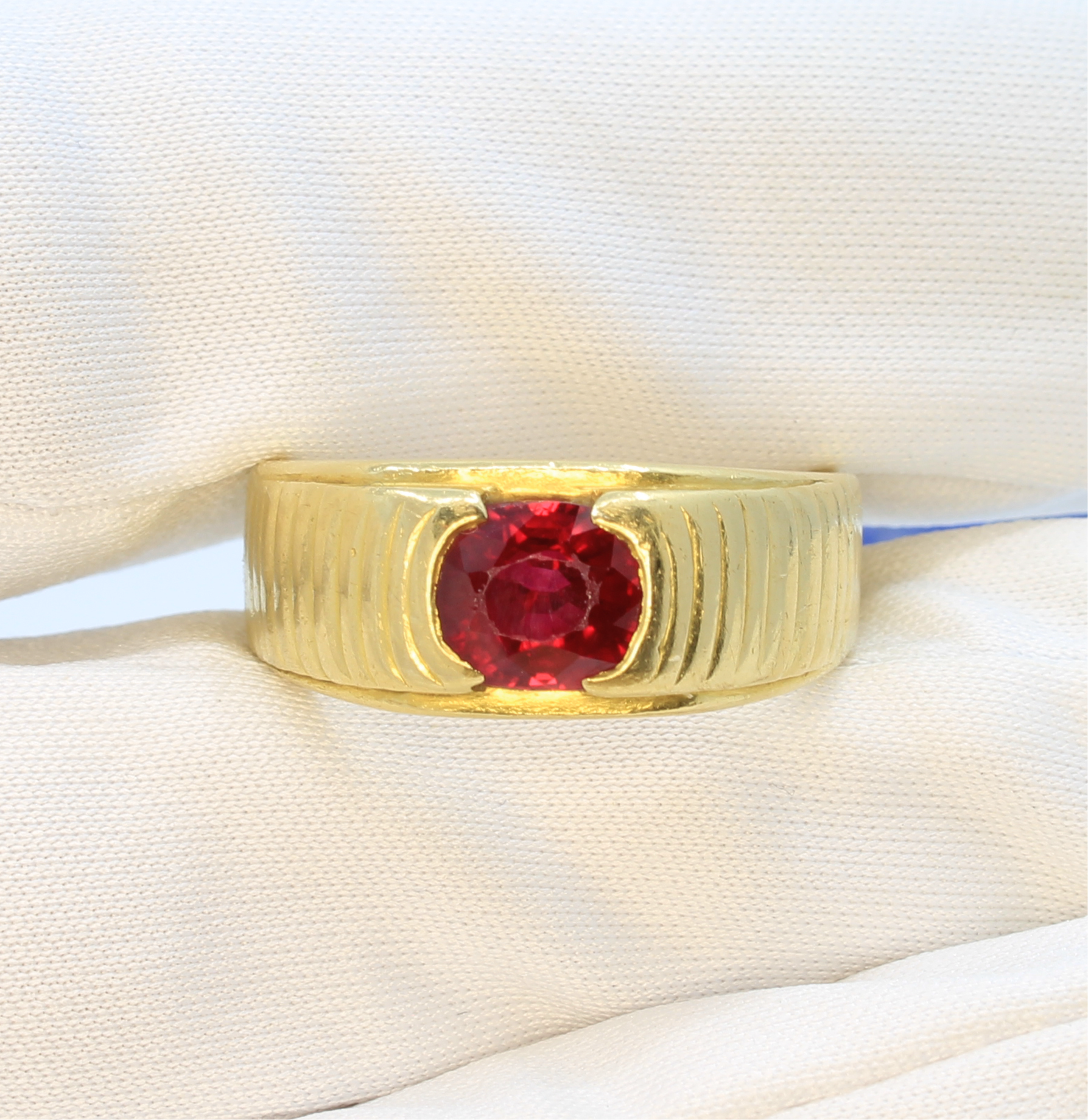 Mid century ruby ring made of 18k yellow gold size 7.5