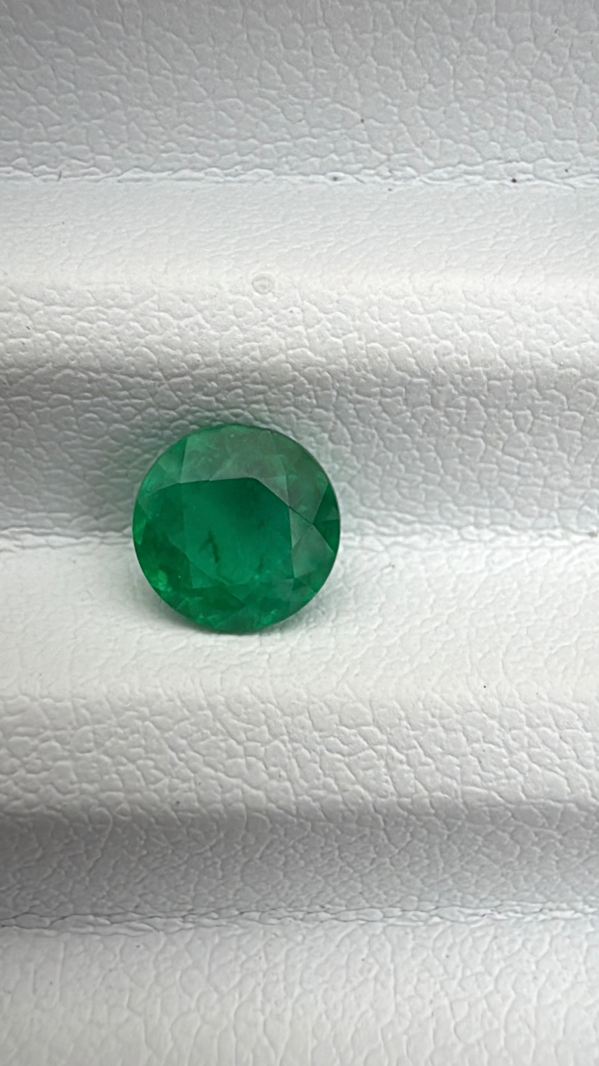 round emerald 0.9 carats green deep dark lighting