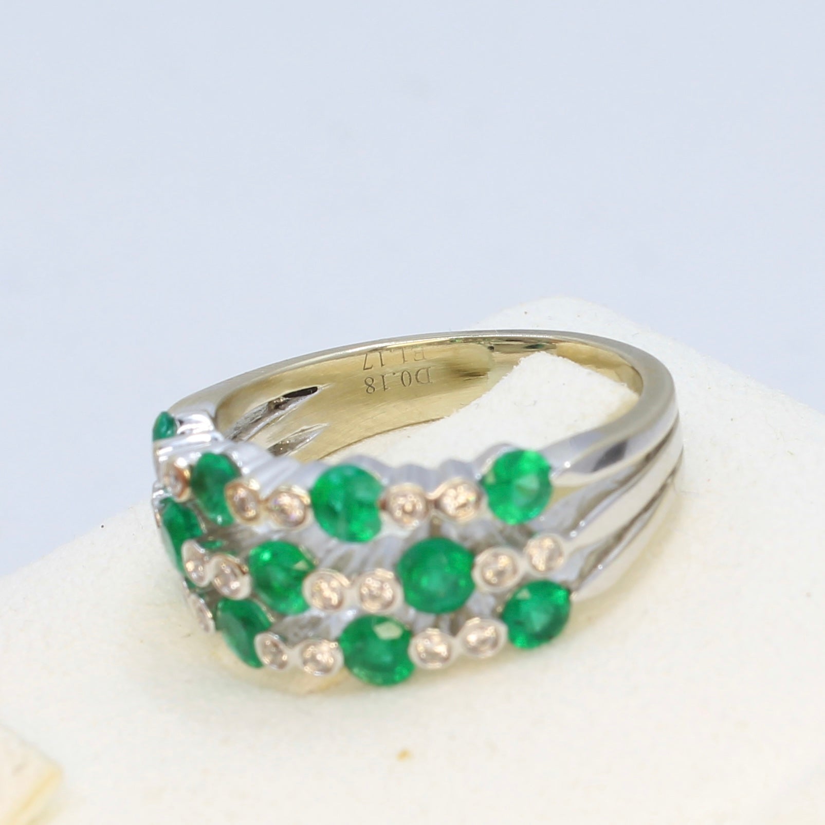 emerald and diamond 18k white gold ring round