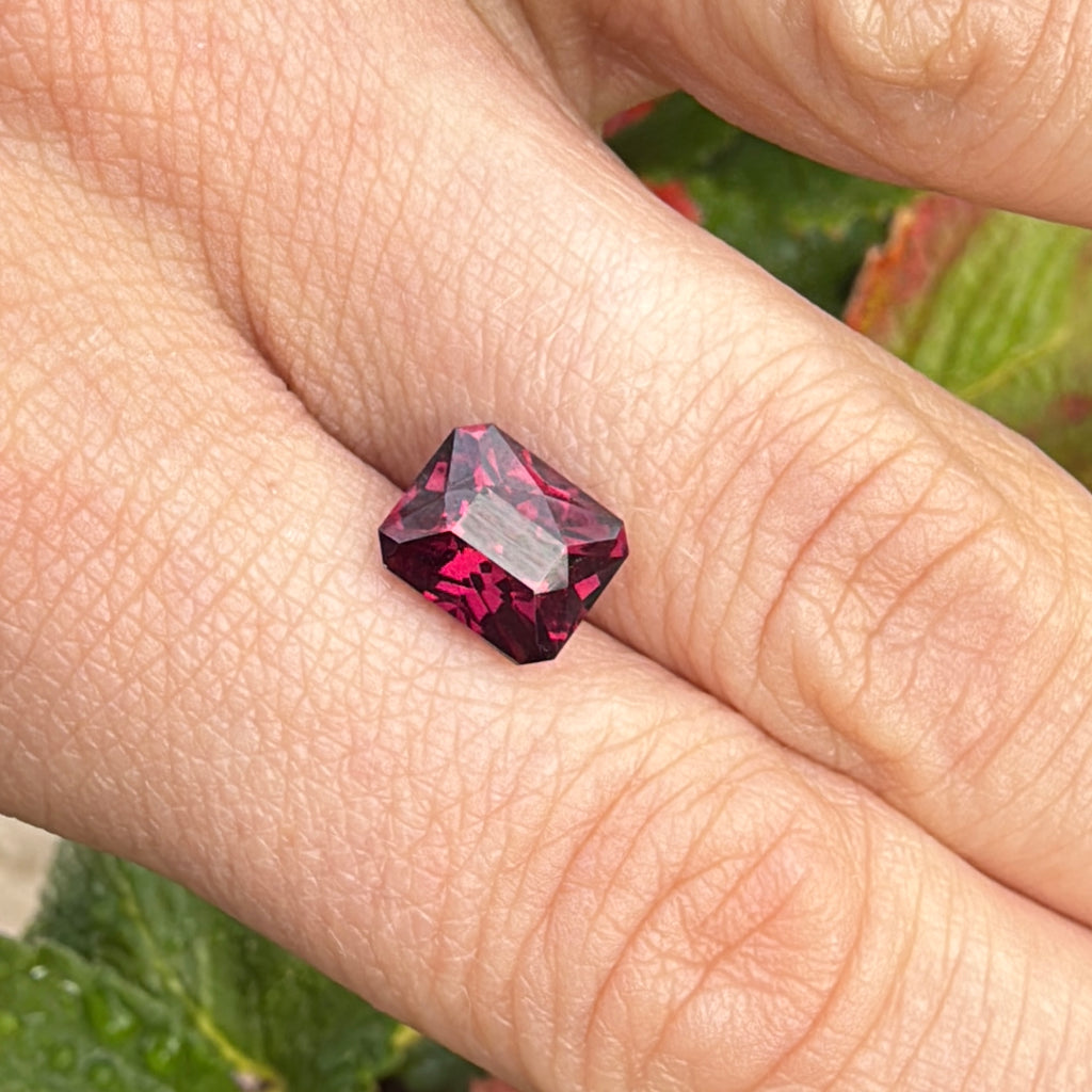 rhodolite garnet 4 ct octagonal eye clean high quality on finger natural light