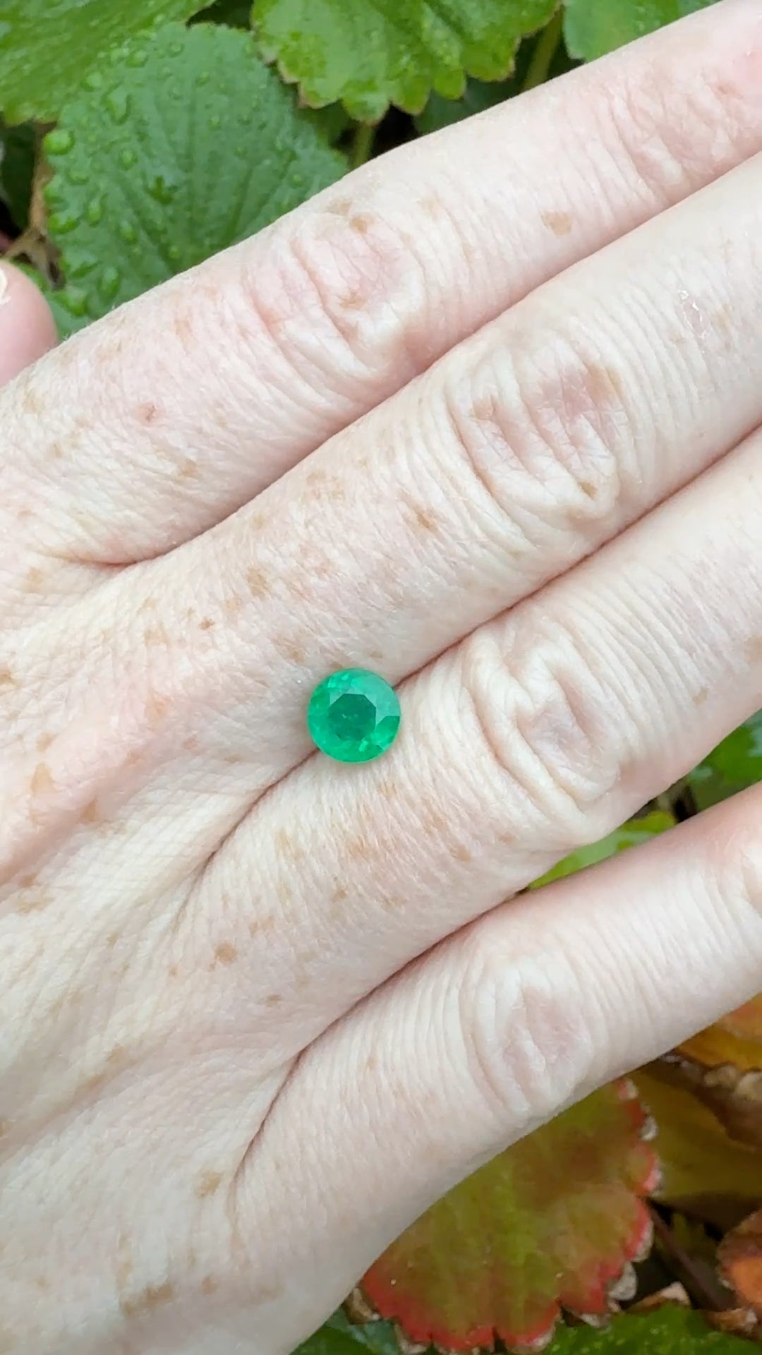 round emerald 0.9 carats green deep n hand