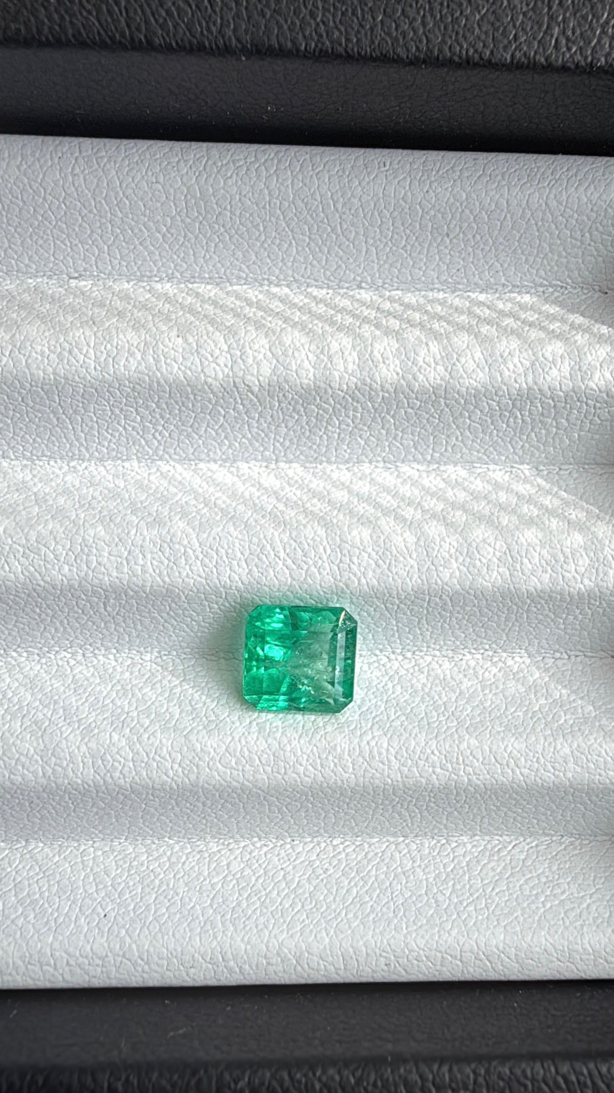 bright green emerald asscher cut 1.5 carat