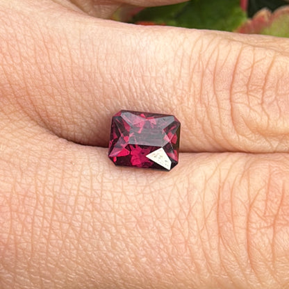 rhodolite garnet 4 ct octagonal eye clean high quality on finger natural light