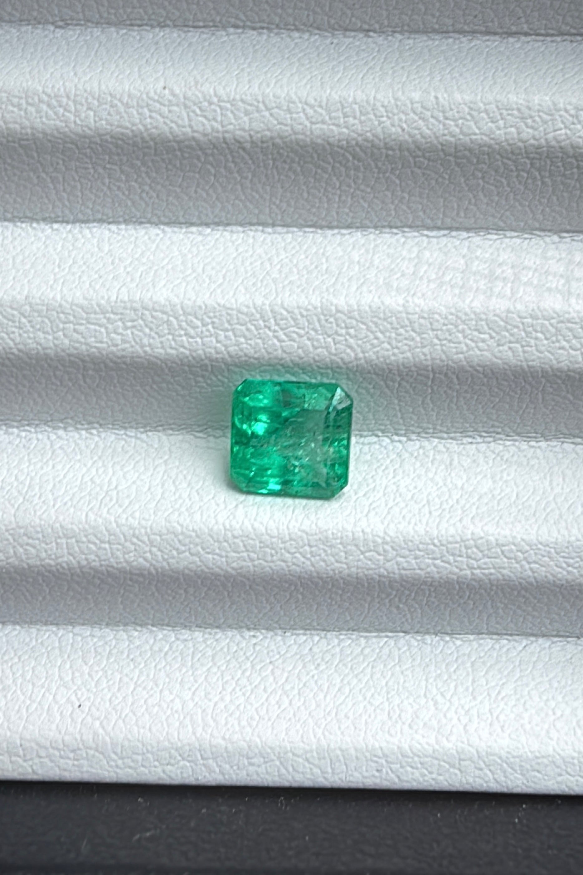 bright green emerald asscher cut 1.5 carat