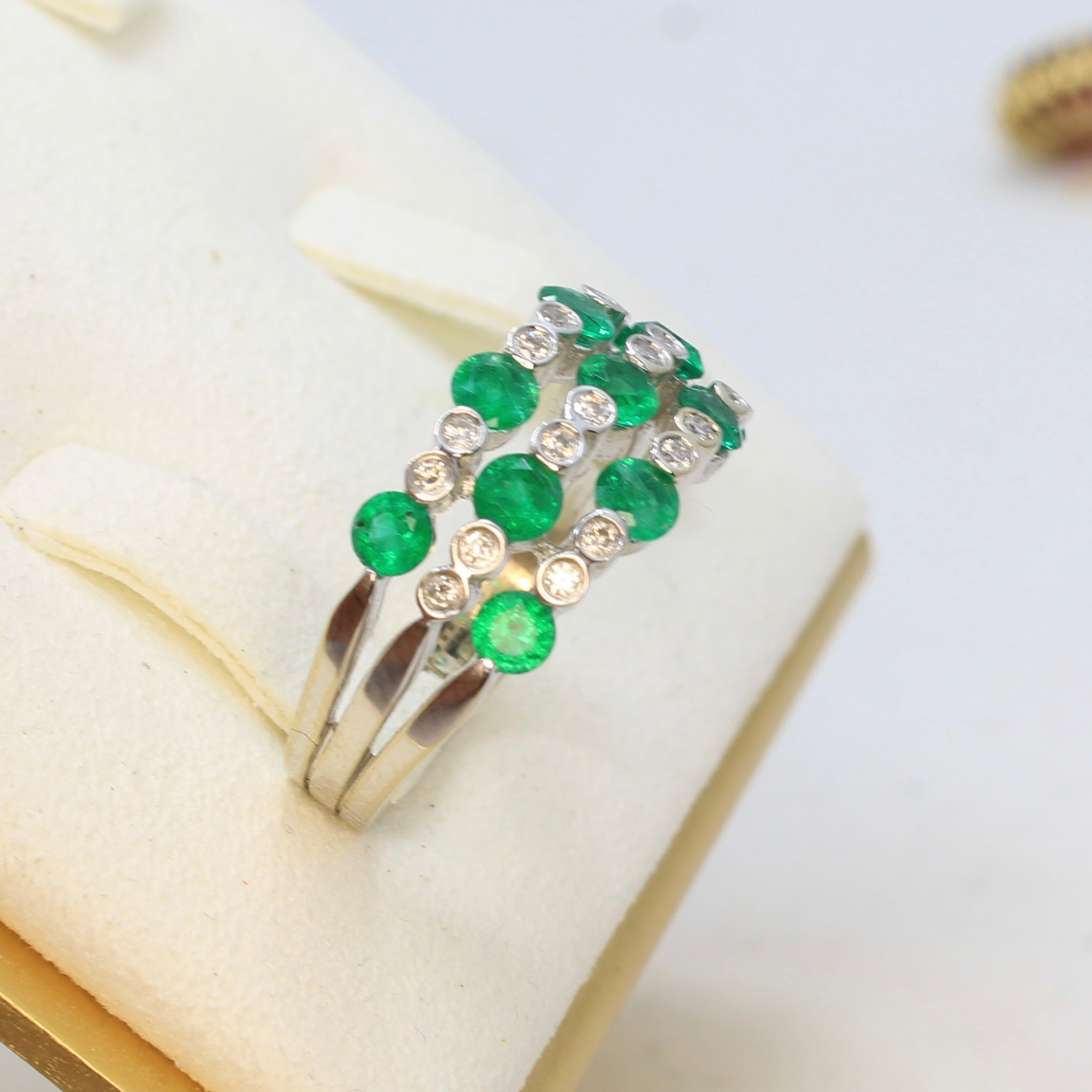 emerald and diamond 18k white gold ring round