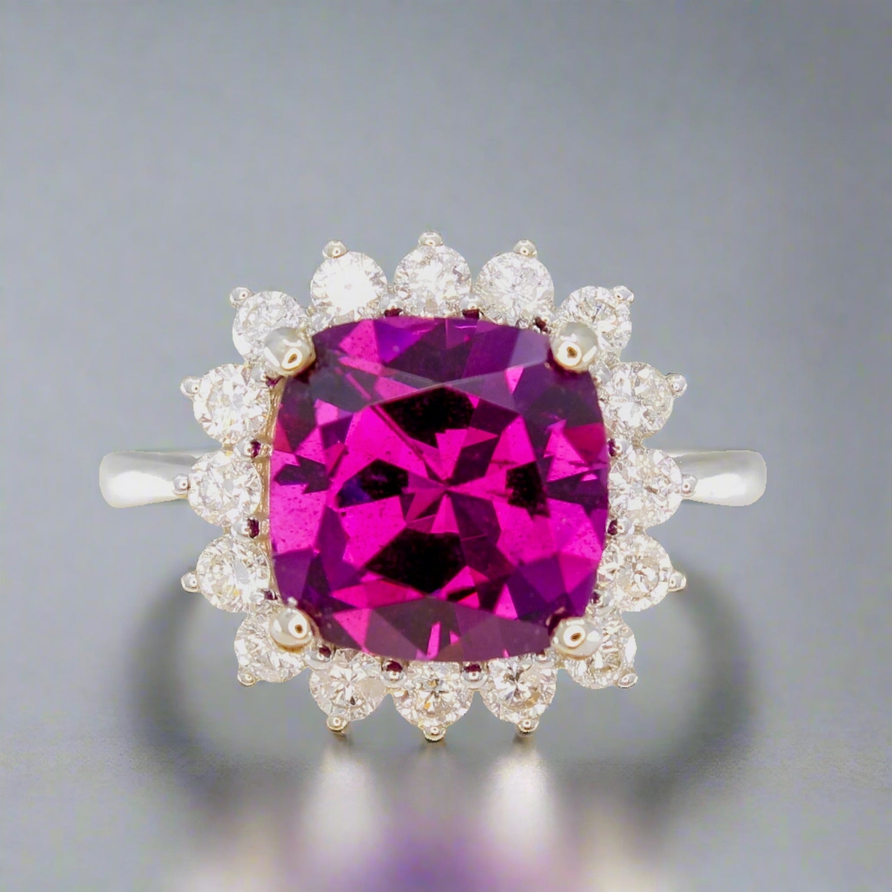 Anillo de granate morado real con halo de diamantes