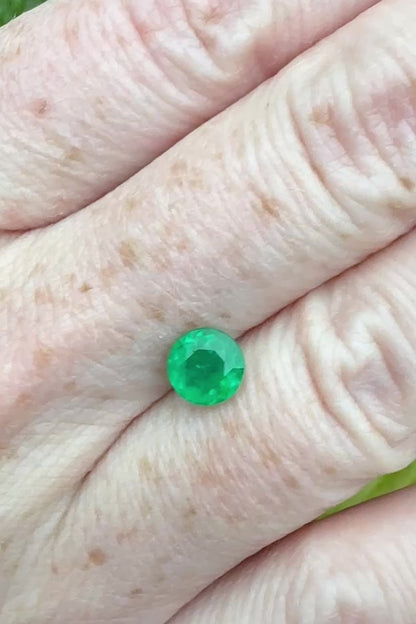 round emerald 0.9 carats green deep video on hand