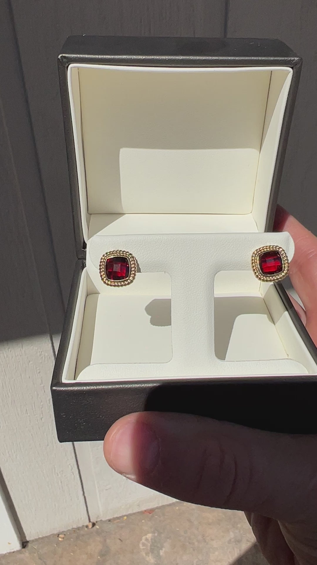 Cargar video: Vintage 14K Garnet Earring Studs