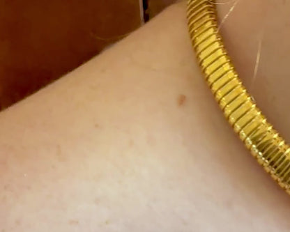 Tubogas necklace in 18k yellow gold on neck video